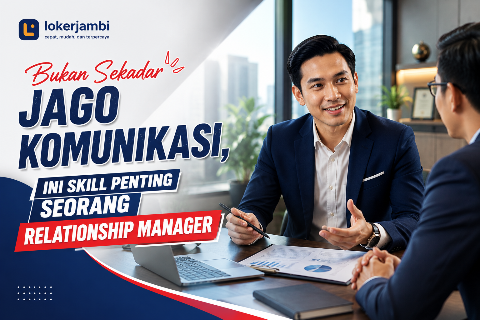 Seorang Relationship Manager profesional sedang berdiskusi dengan klien di ruang meeting